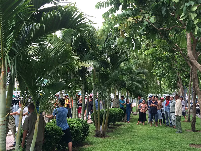 Rất đông người dân theo dõi vụ việc. 